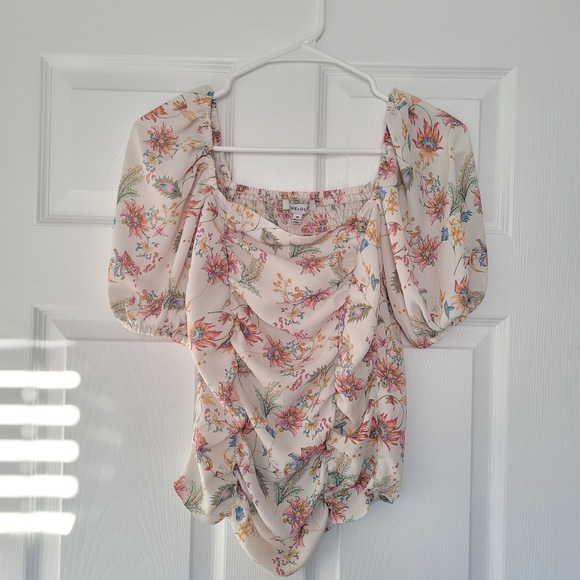 Rose & Olive Tops - Floral puffed sleeve blouse
